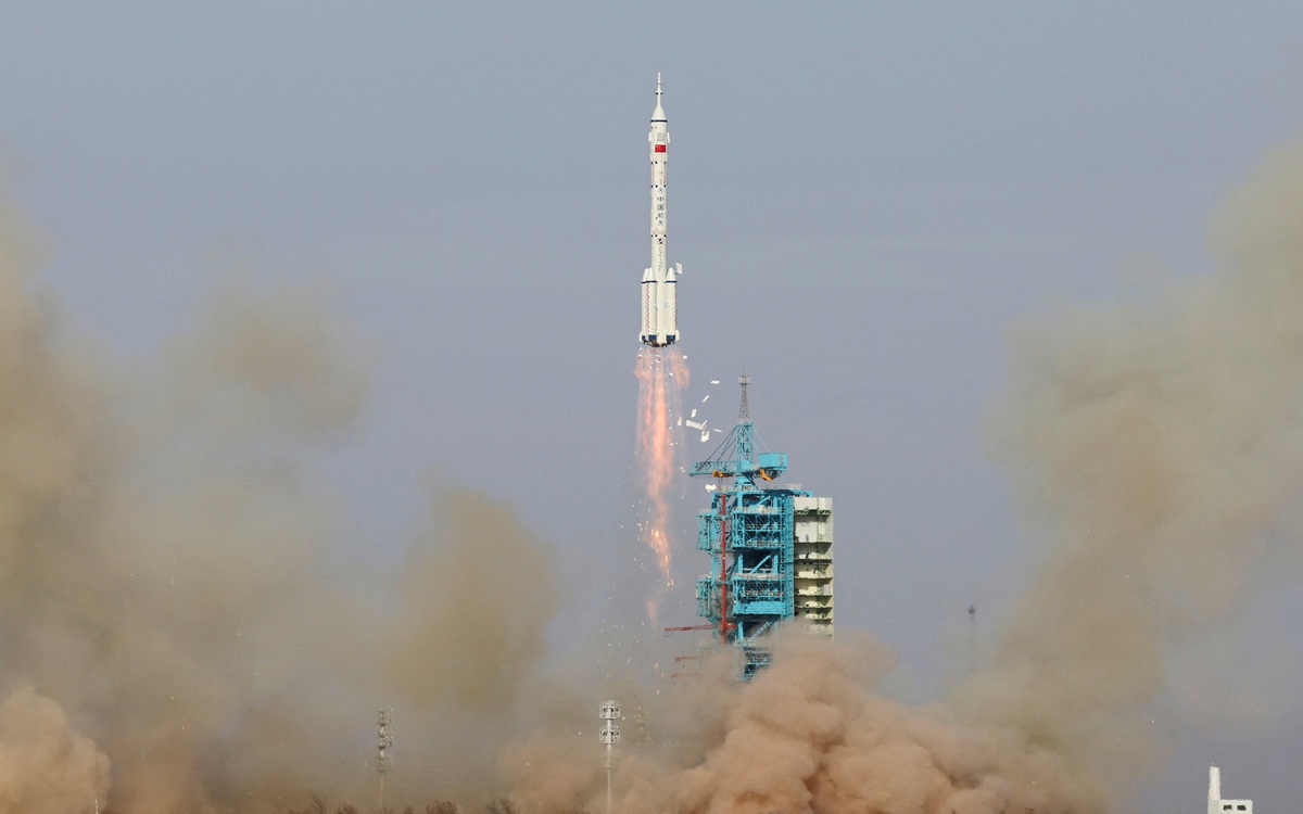 Trung Quốc lần đầu phóng khẩn cấp tàu Thần Châu-22