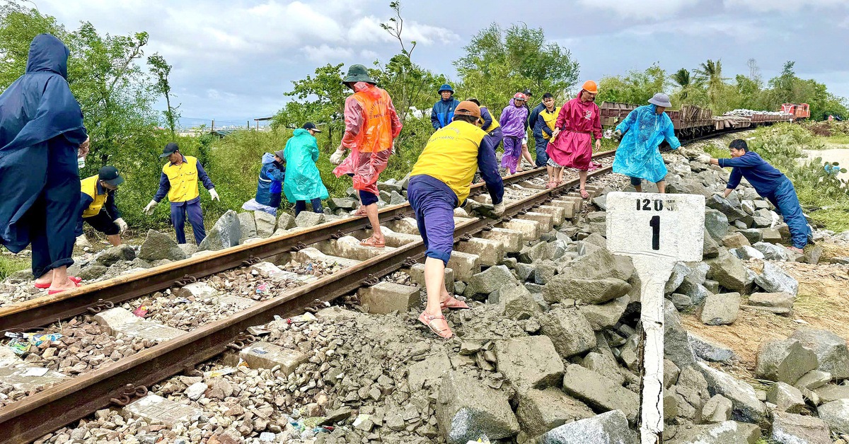 Khẩn trương thông đường sau lũ lịch sử