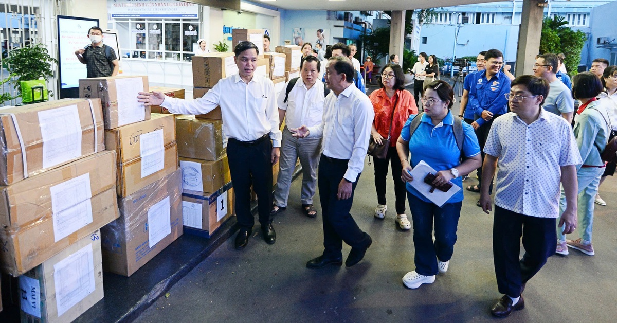 100 y, bác sĩ TP.HCM mang thuốc men, thiết bị y tế lên đường chi viện Đắk Lắk