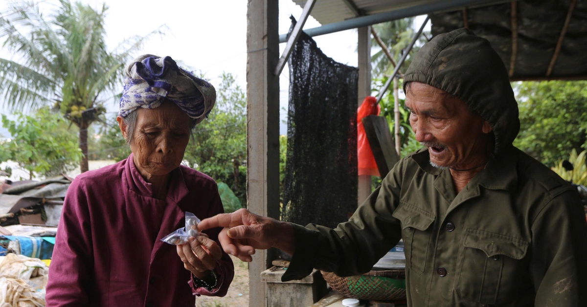 Vợ chồng già sống sót qua trận lũ lịch sử, gượng dậy dựng lại nhà