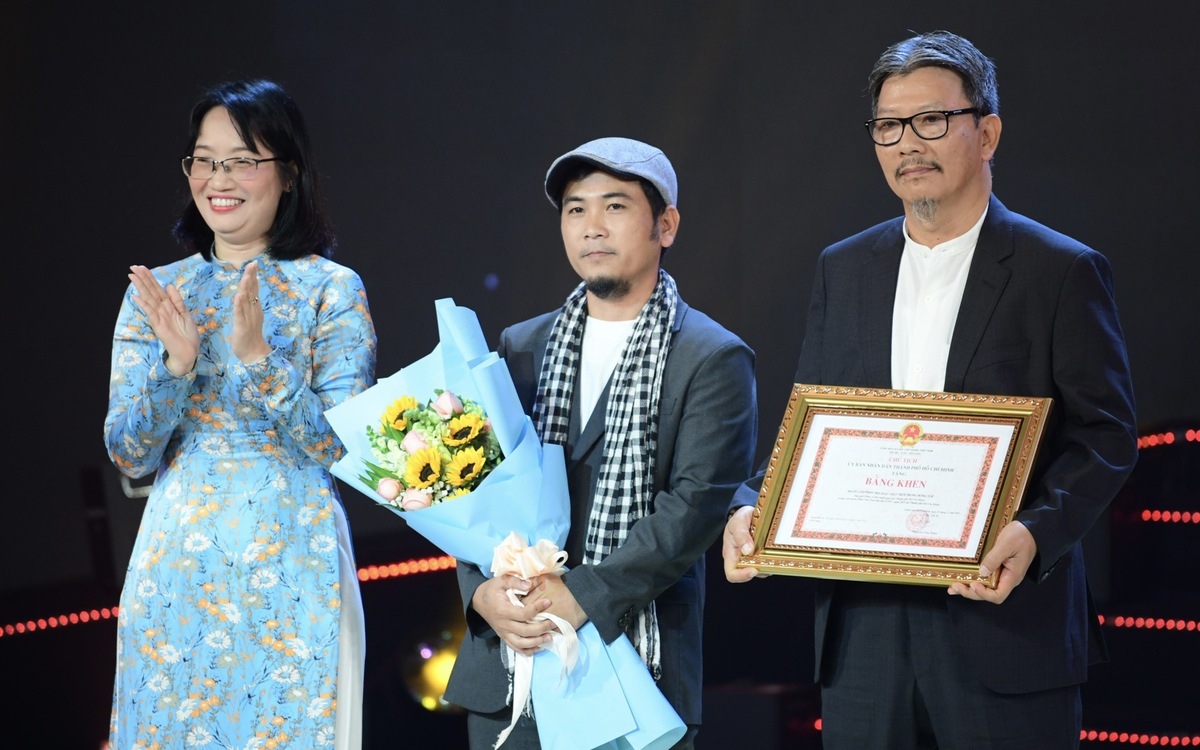 Hàm Trần và Thu Trang nhận giải đạo diễn xuất sắc ở Liên hoan phim Việt Nam