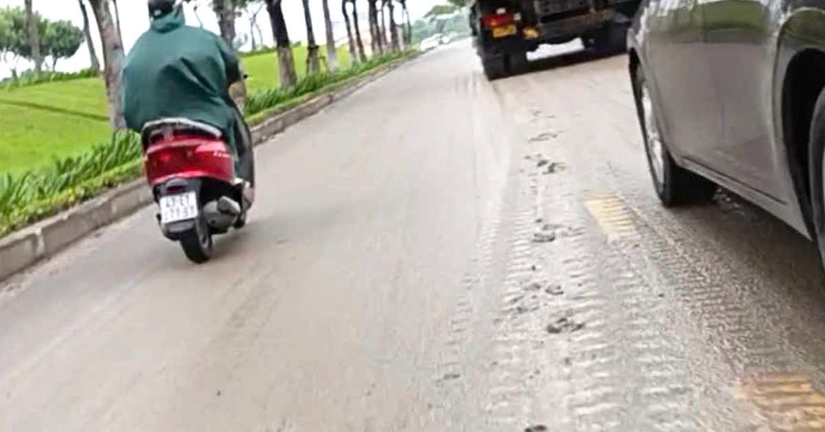 Xe ben chục tấn bất chấp biển cấm, nhiều tuyến phố Đà Nẵng lem nhem bùn đất