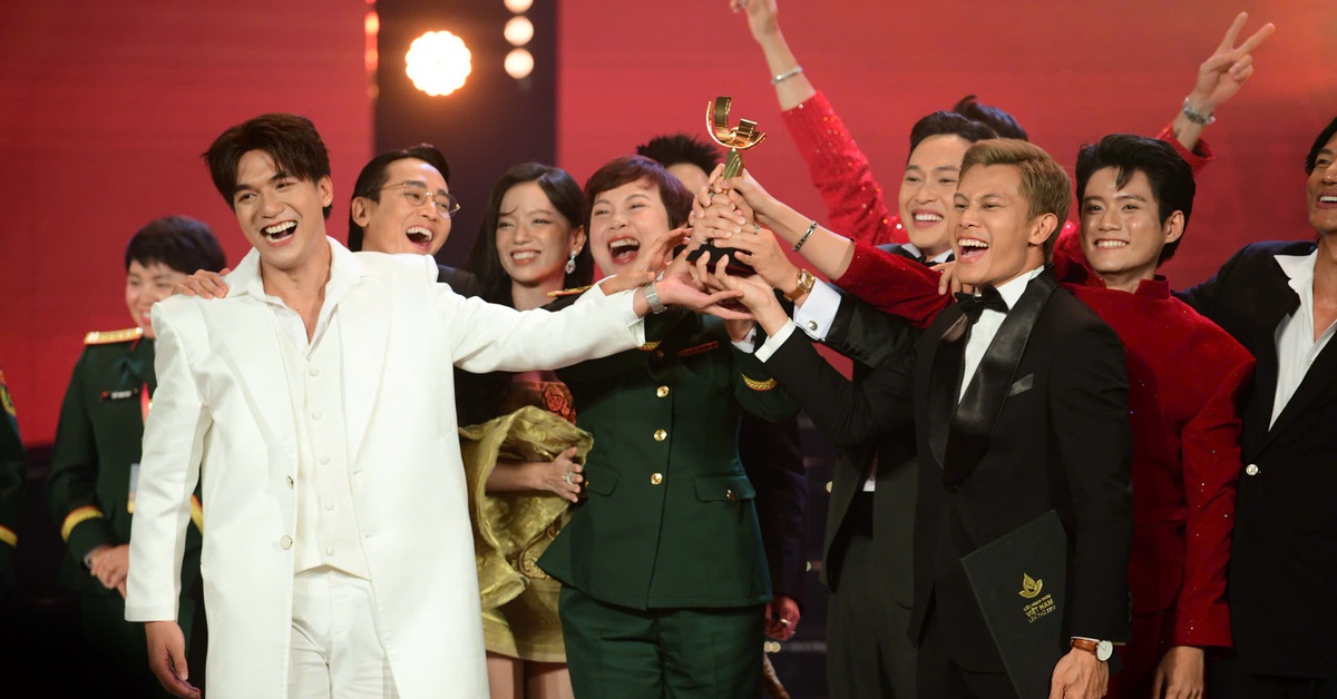 Mưa đỏ nhận Bông sen vàng cùng 4 giải cá nhân xuất sắc tại Liên hoan phim Việt Nam