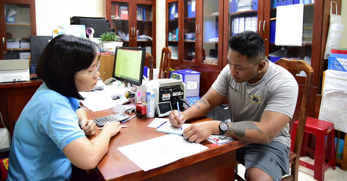 Lần đầu đến Việt Nam dự đám cưới bạn, du khách ghé ủng hộ người dân lũ lụt