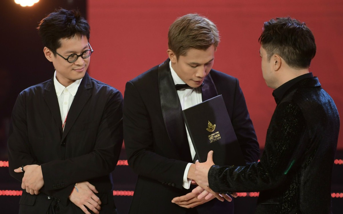 Mưa đỏ nhận Bông sen vàng cùng 4 giải cá nhân xuất sắc tại Liên hoan phim Việt Nam