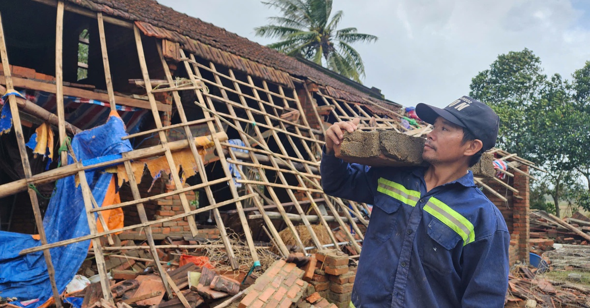Mắt đỏ hoe, tay nắm chặt xúc động khi góp tiền gửi đến bà con miền Trung