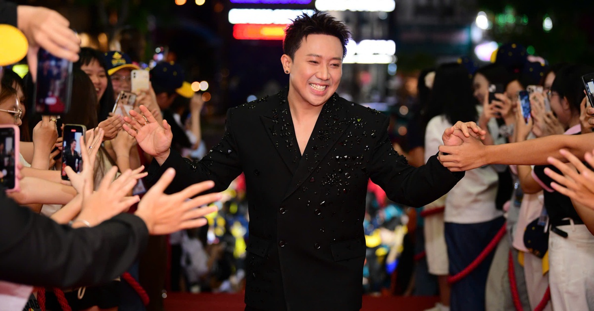 Dàn 'Mưa đỏ', Trấn Thành và hàng trăm nghệ sĩ làm nóng thảm đỏ bế mạc Liên hoan phim Việt Nam