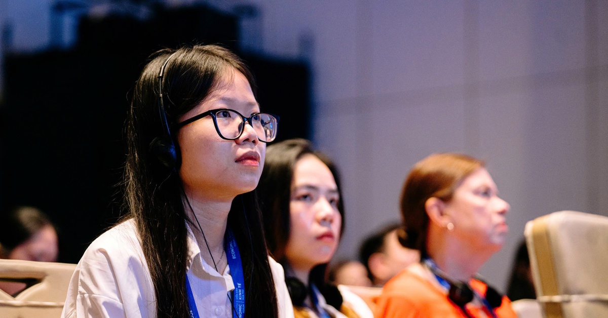 Giám đốc điều hành WEF: 'Con người không cạnh tranh, nhưng cộng tác với máy móc'