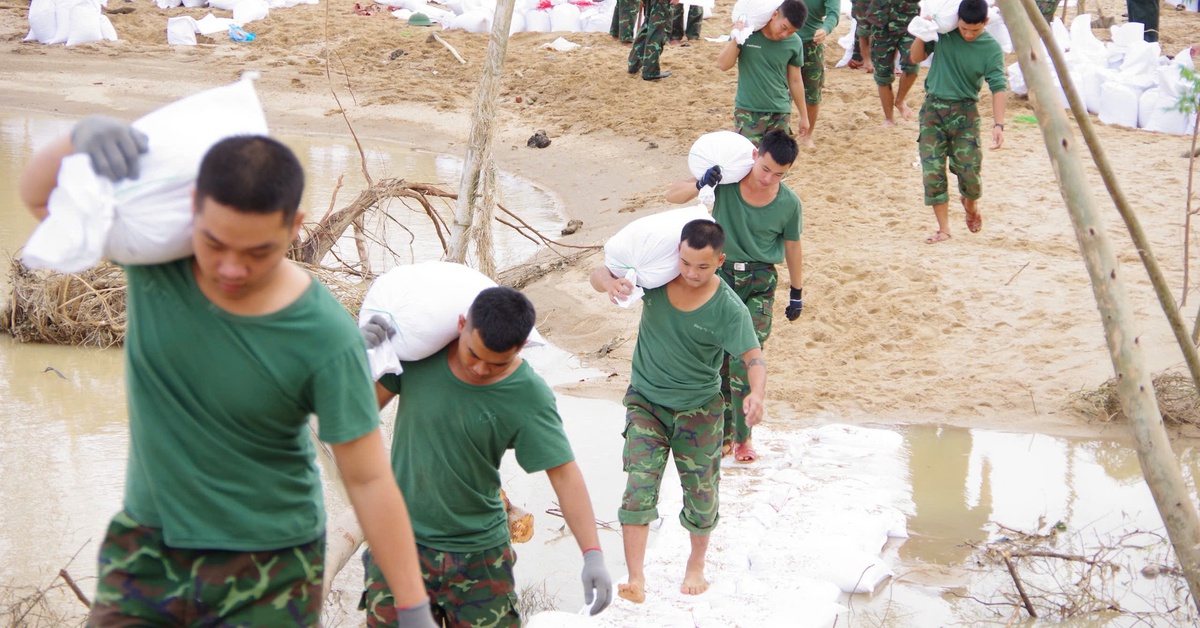Hơn 100 bộ đội cùng lực lượng địa phương đắp bao cát vá đoạn đê vỡ ở Gia Lai