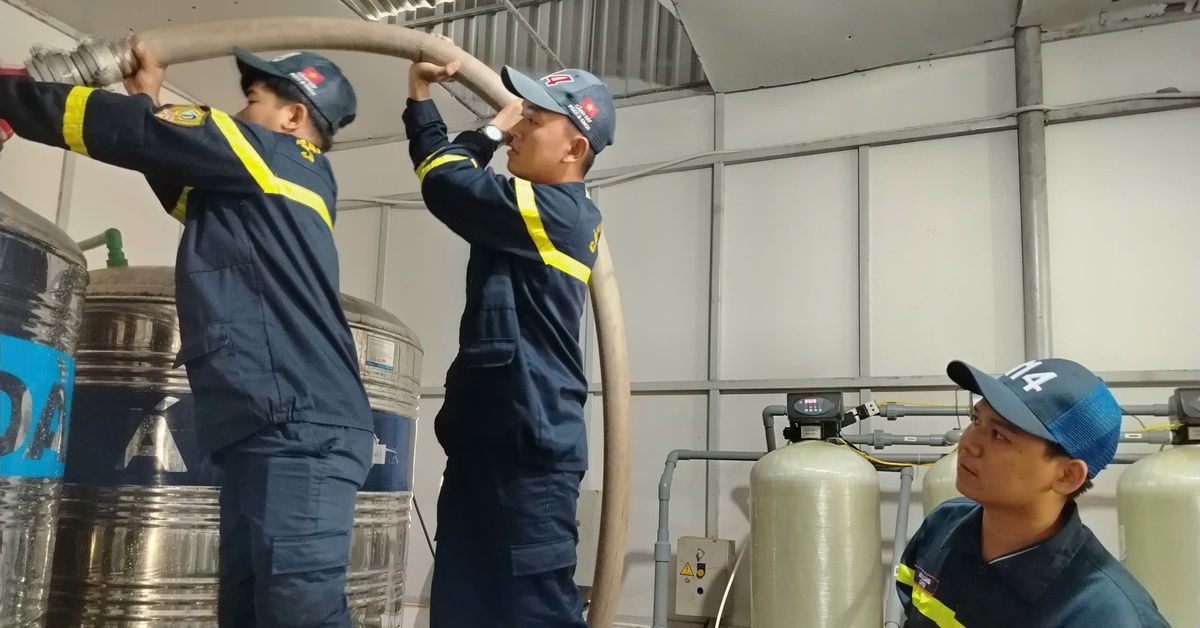 Công an Đắk Lắk cung cấp nước sạch cho các bệnh viện trong vùng lũ