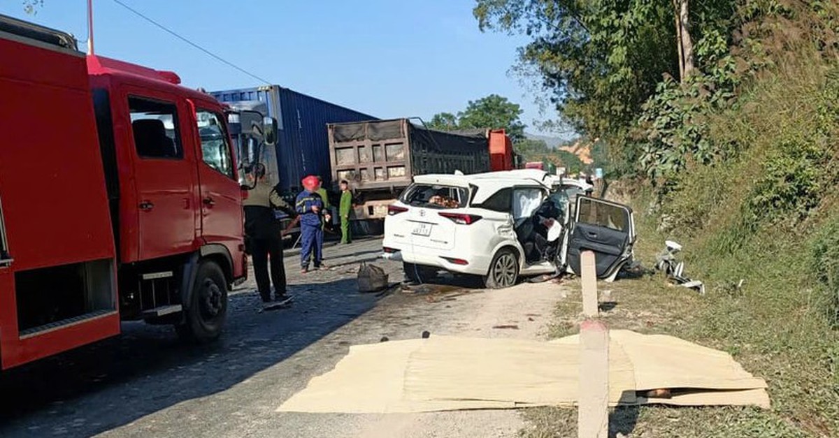 Vụ ô tô con tông trực diện xe đầu kéo 4 người chết: Tài xế nào phải bồi thường?