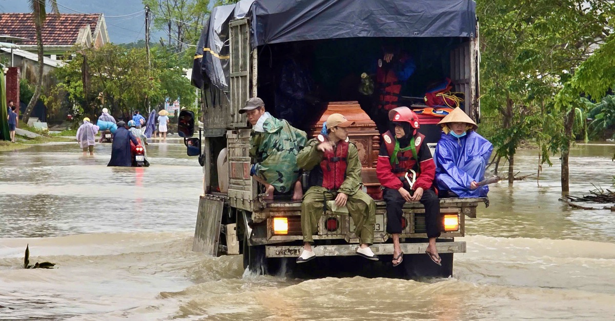 Cập nhật sáng 26-11: Mưa lũ làm 108 người chết và mất tích, thiệt hại hơn 14.300 tỉ đồng