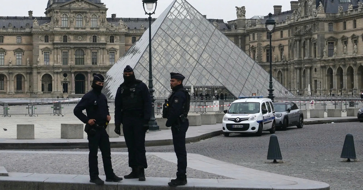 Bắt thêm 4 nghi phạm vụ trộm trang sức 102 triệu USD tại Bảo tàng Louvre