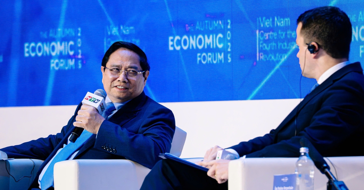 Đối thoại với Tổng giám đốc WEF, Thủ tướng tiết lộ những yếu tố Việt Nam chọn để vượt sóng