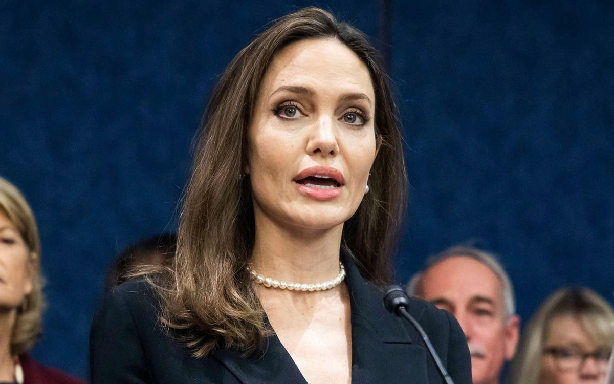 Angelina Jolie bị chỉ trích vì chuyến thăm Ukraine ồn ào