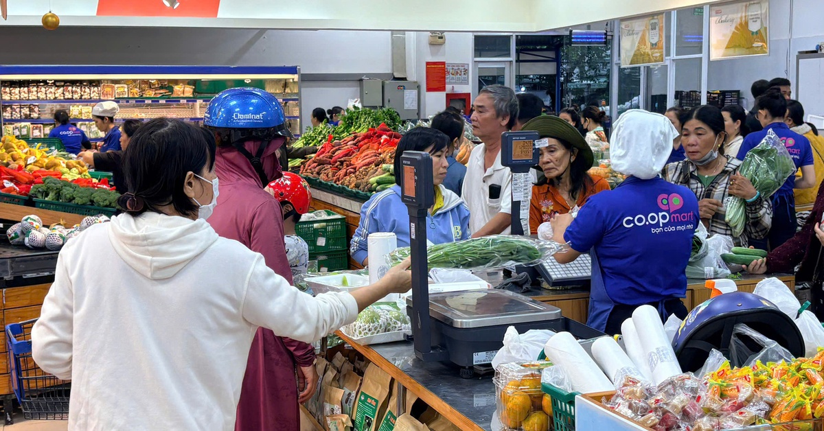 Saigon Co.op tung gói trợ giá, bán hàng không lợi nhuận cùng bà con tái thiết cuộc sống sau lũ