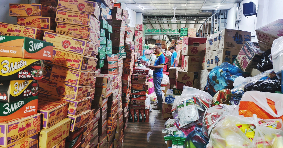 Người dân Hóc Môn góp 100 tấn hàng hóa hỗ trợ đồng bào vùng lũ