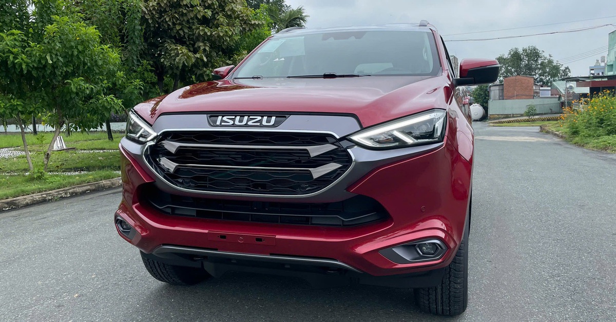 Tin tức giá xe: Isuzu mu-X giảm tới 330 triệu đồng tại đại lý, SUV D song giá thực tế tiệm cận SUV B
