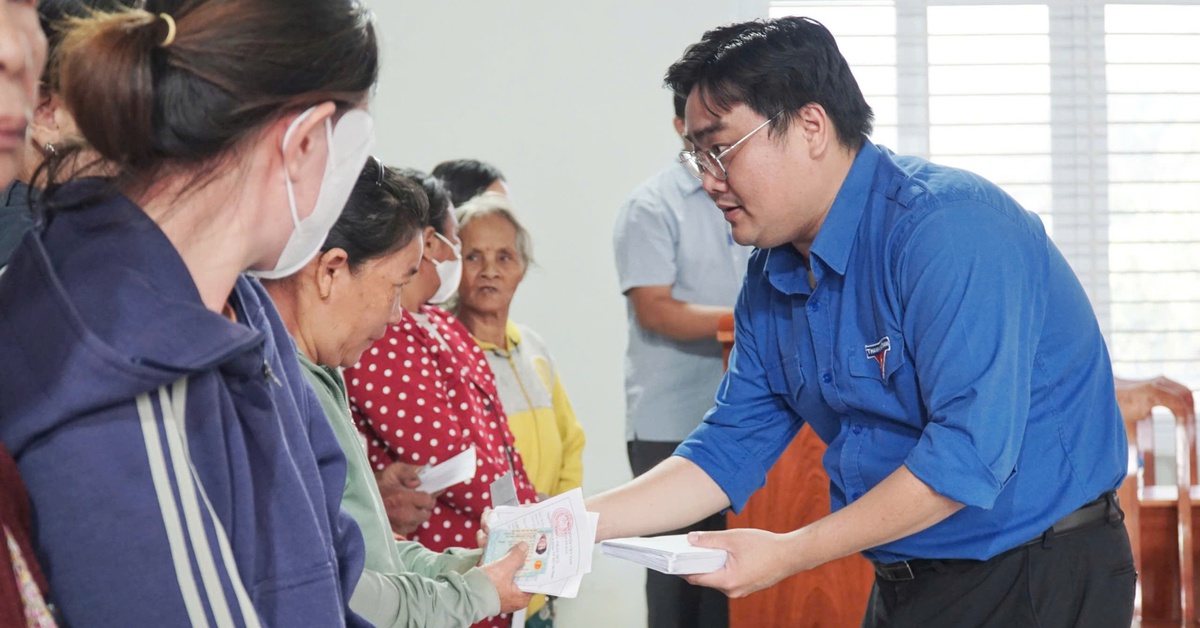 Thành Đoàn TP.HCM và báo Tuổi Trẻ tặng 300 suất quà cho người dân vùng lũ Khánh Hòa