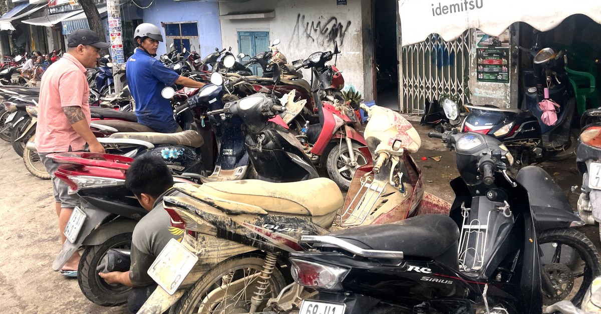 Người dân Khánh Hòa có xe máy bị ngập lụt được sửa miễn phí