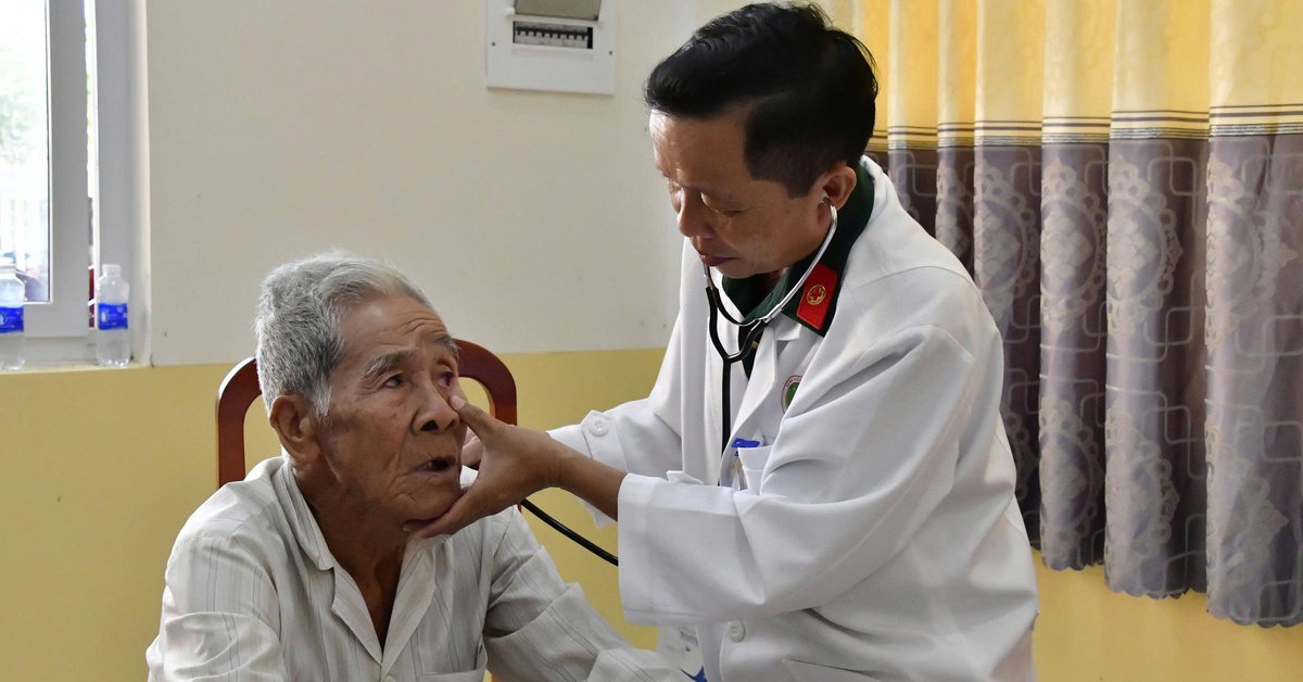 Bệnh viện Quân y 121 khám bệnh, phát thuốc cho gần 300 người dân nghèo ven biển An Giang