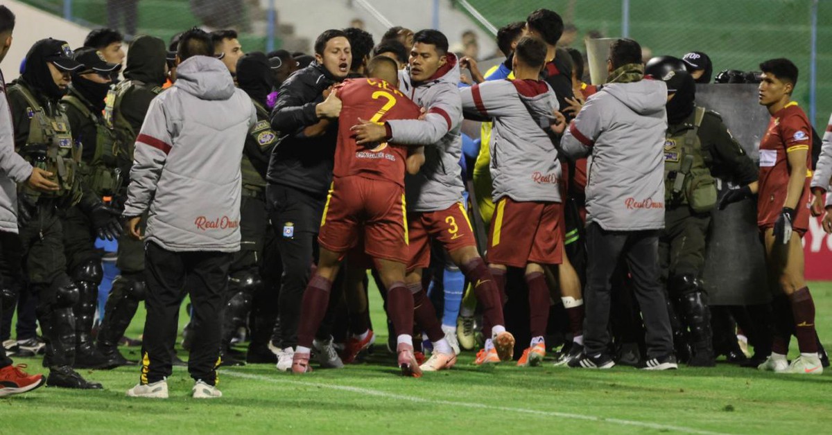 Đánh nhau như phim xã hội đen ở trận tứ kết, 11 cầu thủ bị thẻ đỏ