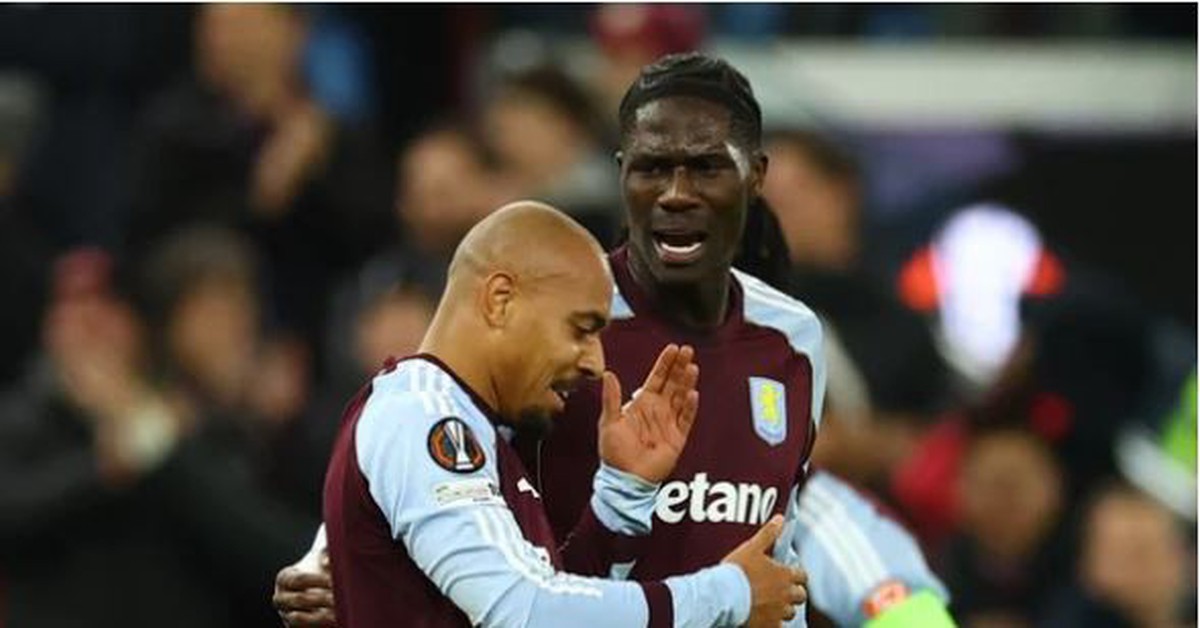 Cầu thủ Aston Villa bị ném cốc bia vào đầu trong trận đấu