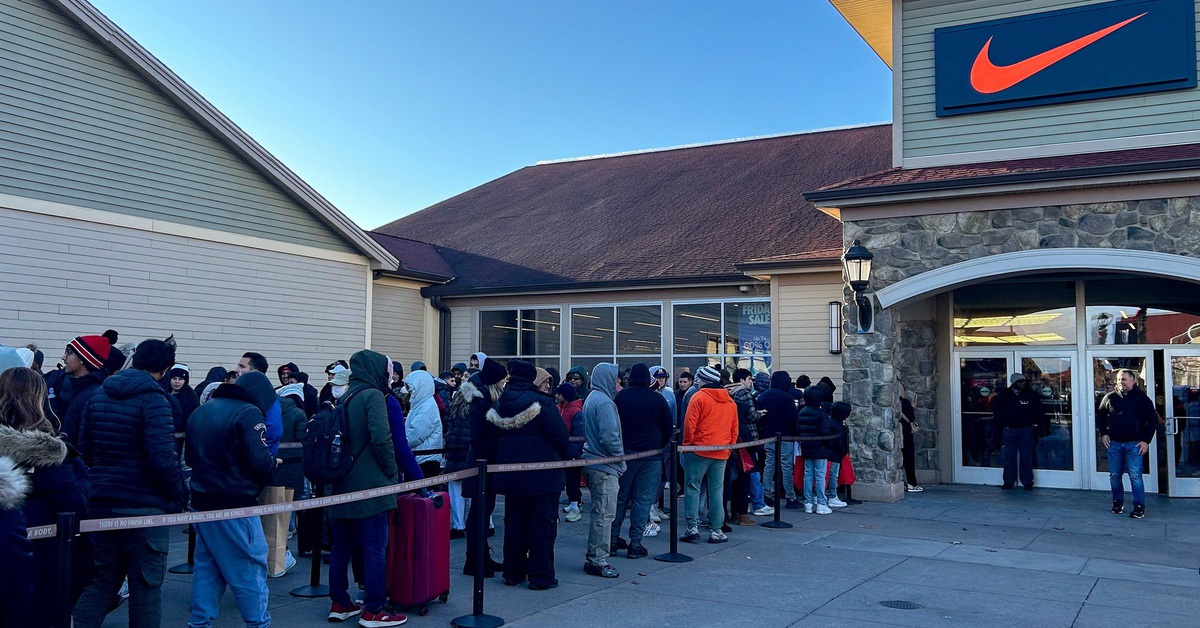 Nghịch lý Black Friday: Người Mỹ đổ xô đi mua sắm, doanh thu vẫn ế ẩm