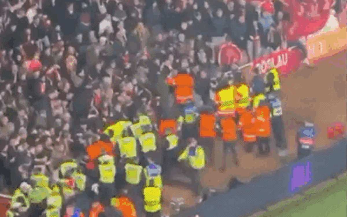 CĐV Bayern Munich đại náo sân vận động Emirates