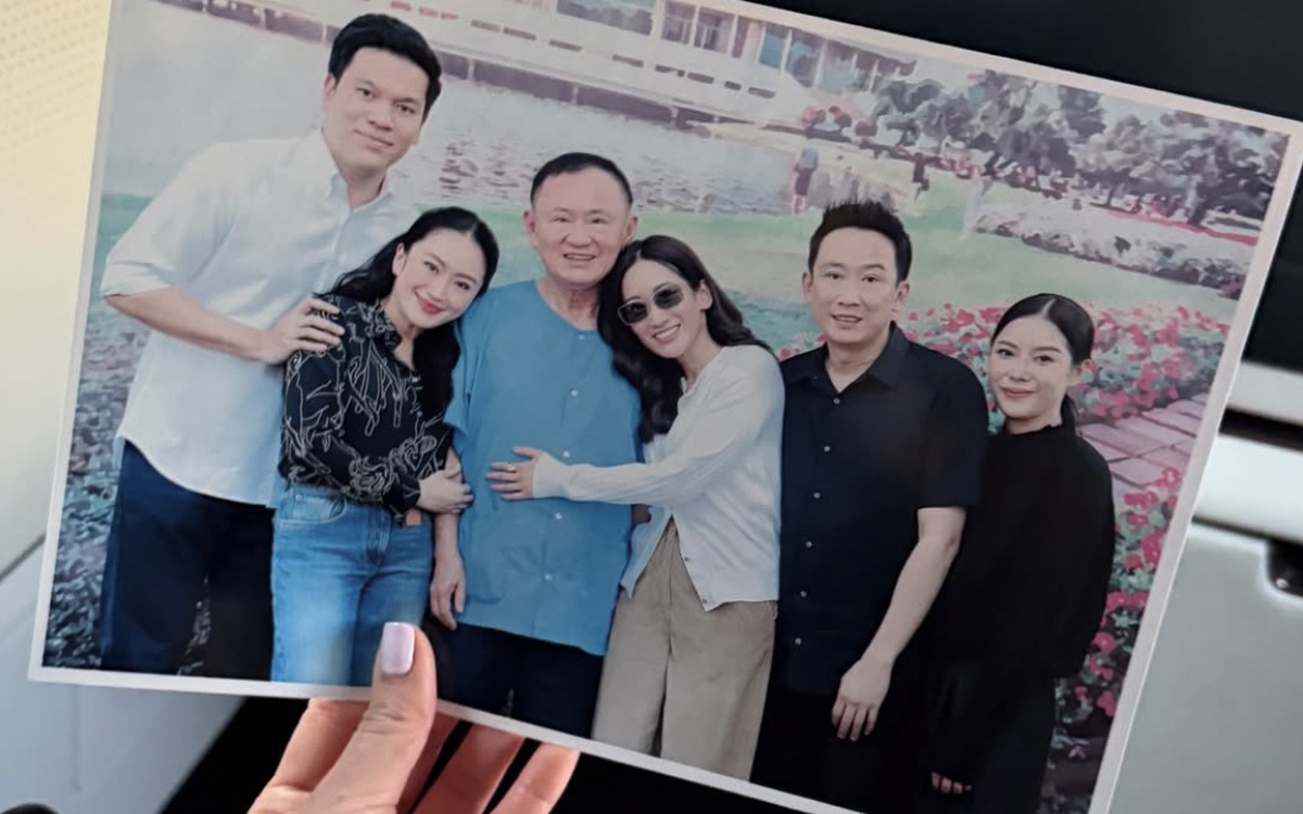 Bà Paetongtarn đăng ảnh cả gia đình chụp với ông Thaksin trong tù