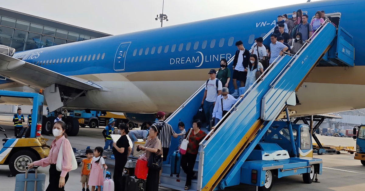 Mở bán vé máy bay Tết: Giá khá 'chát'