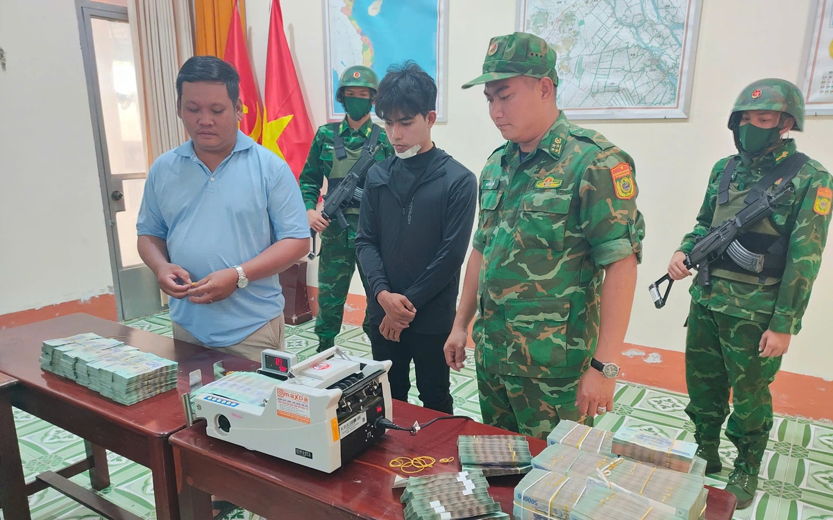 Thanh niên ôm thùng tiền hơn 7 tỉ đồng định qua biên giới