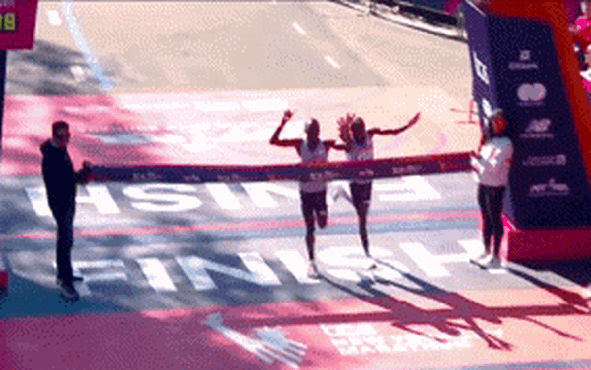 Khoảnh khắc 'điên rồ' ở New York Marathon, Kipruto vô địch nhờ hơn đối thủ... 0,03 giây