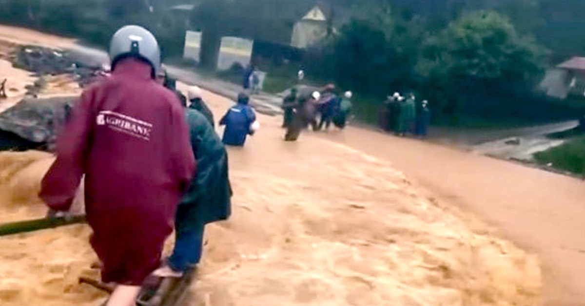 Giáo viên cắm bản vượt lũ trên cầu tạm từ 4 cây gỗ