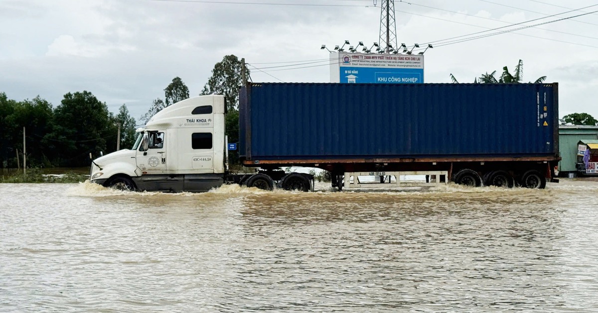 Quốc lộ 1 qua Đà Nẵng bị ngập, nhiều xã miền núi bị sạt lở, chia cắt đường
