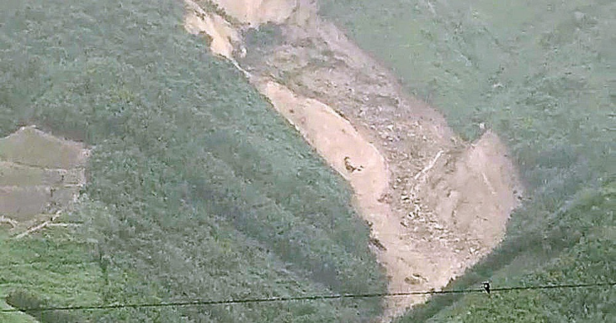 Ngọn núi bị sạt lở dài vài km, 1 người bị đất đá vùi lấp tử vong