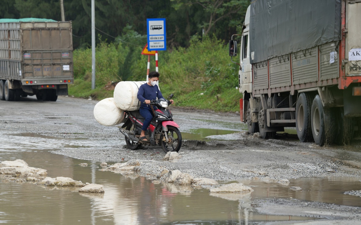 Đường huyết mạch ở Dung Quất nát bấy, vừa lái xe vừa cầu khấn