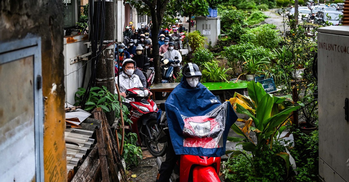 Cấm 1 chiều cầu Long Biên, người Hà Nội chật vật tìm cách sang sông