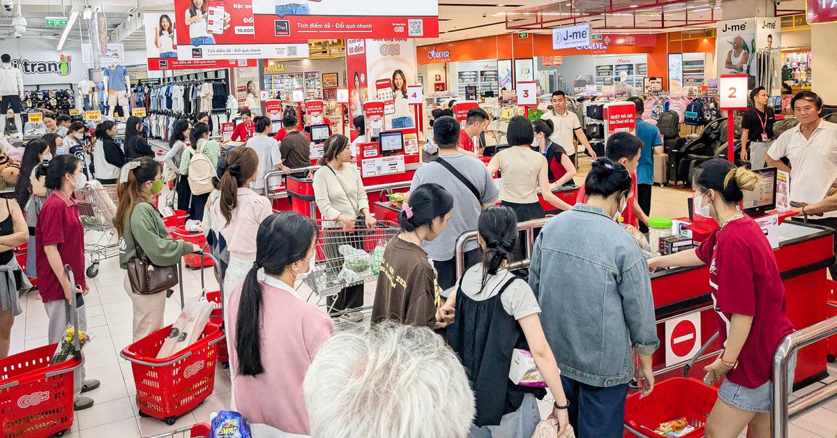 Người dân Quy Nhơn ùn ùn đi siêu thị sắm thực phẩm tránh bão Kalmaegi