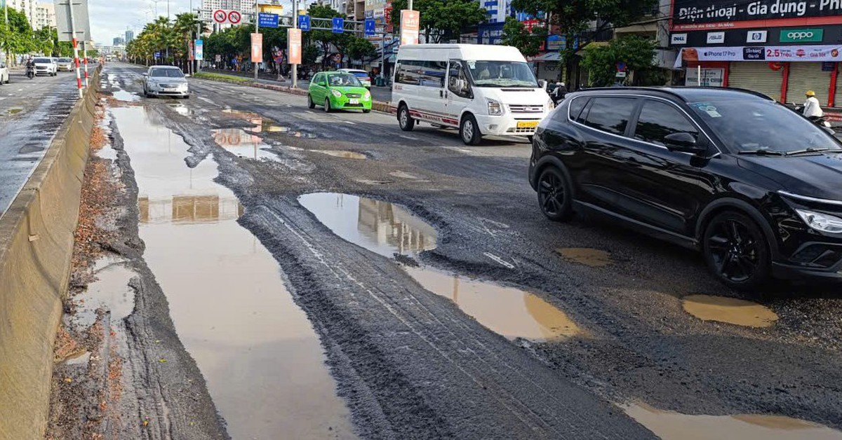 Đường huyết mạch ở trung tâm Đà Nẵng ngỡ như ‘ruộng cày’