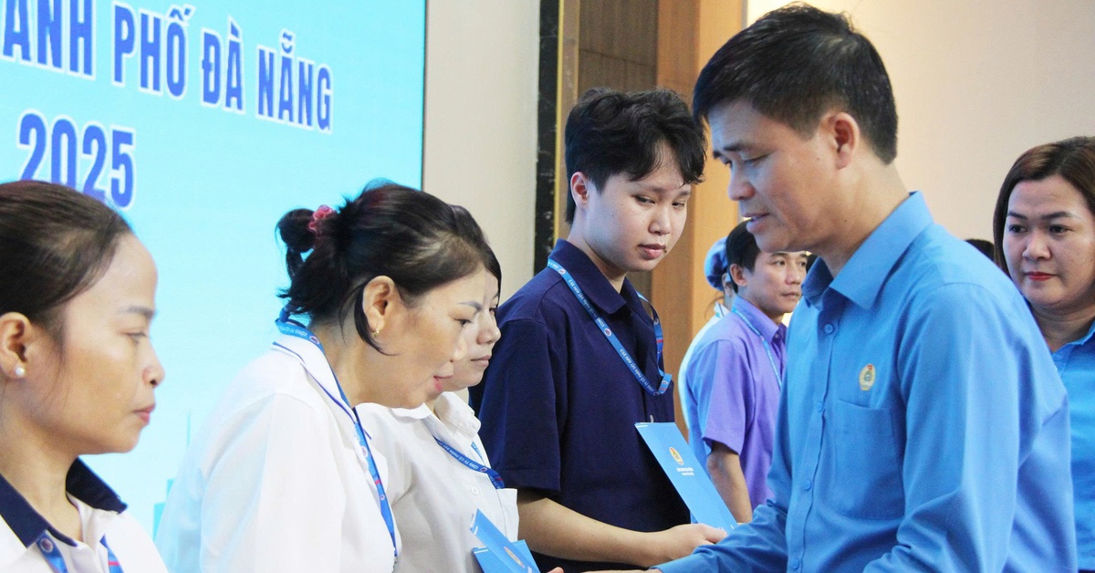 Tổng liên đoàn Lao động Việt Nam, báo Tuổi Trẻ trao 1 tỉ đồng hỗ trợ công nhân Đà Nẵng sau lũ