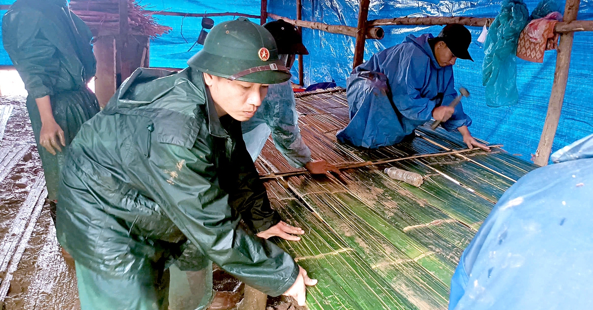 Bộ đội dựng chòi tre giúp người dân tá túc giữa rừng tránh sạt lở