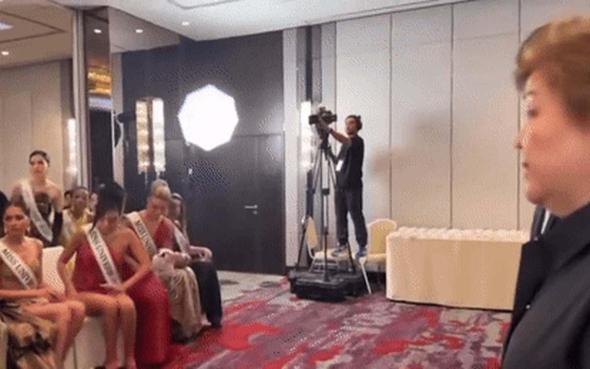 Ông Nawat quát mắng thí sinh Miss Universe tại lễ trao sash: 'Ai đứng dậy ra về thì khỏi thi nữa'