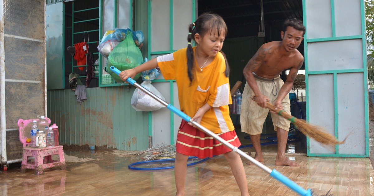 Người dân Tuy Phong gượng dậy sau trận ‘bom nước’ càn quét