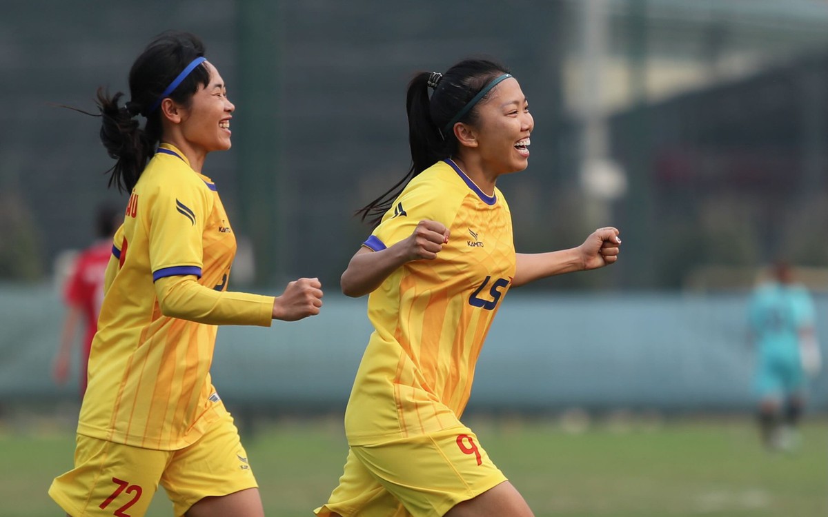 Huỳnh Như ghi bàn vào lưới... tuyển nữ Việt Nam