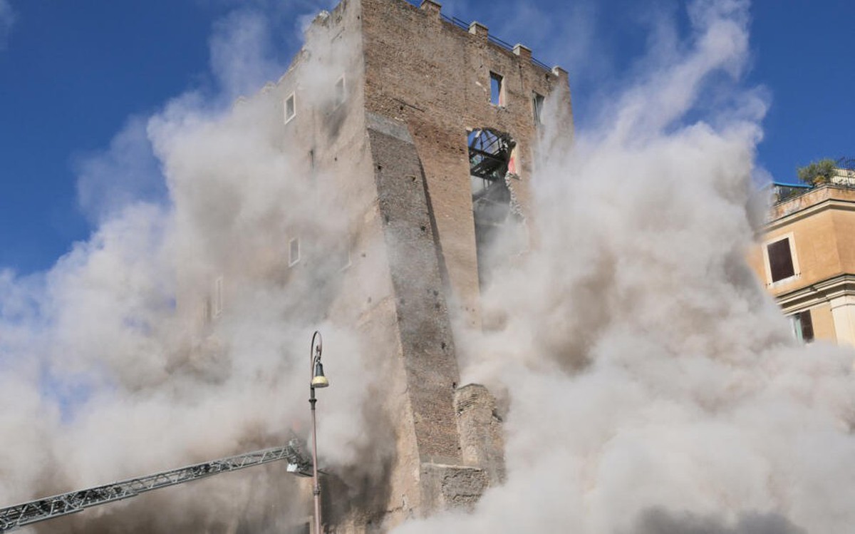 Tháp cổ ở Ý sập khi đang cải tạo, 1 công nhân tử vong