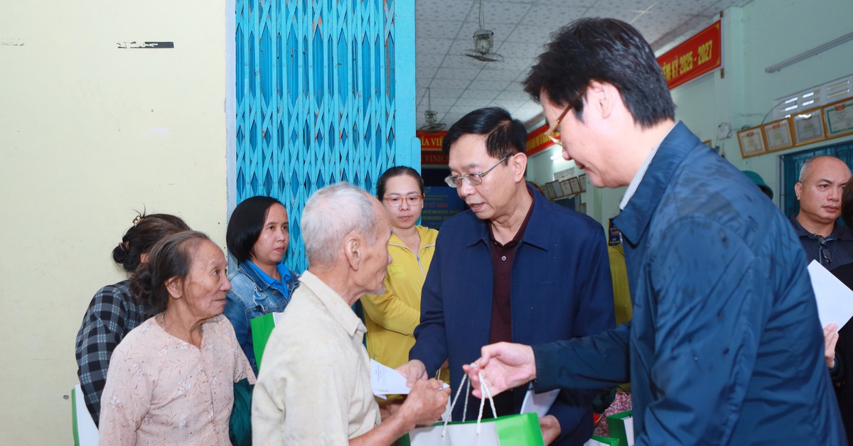 Nước chưa rút, người của ngành dầu khí lên đường hỗ trợ đồng bào miền Trung