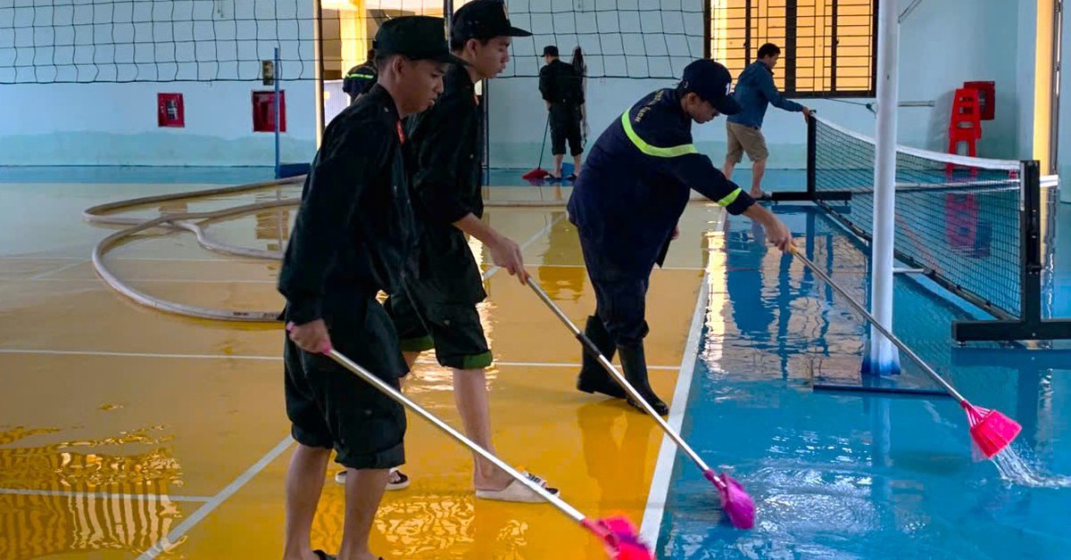 Bộ đội, công an giúp trường dọn dẹp bùn đất sau mưa lũ