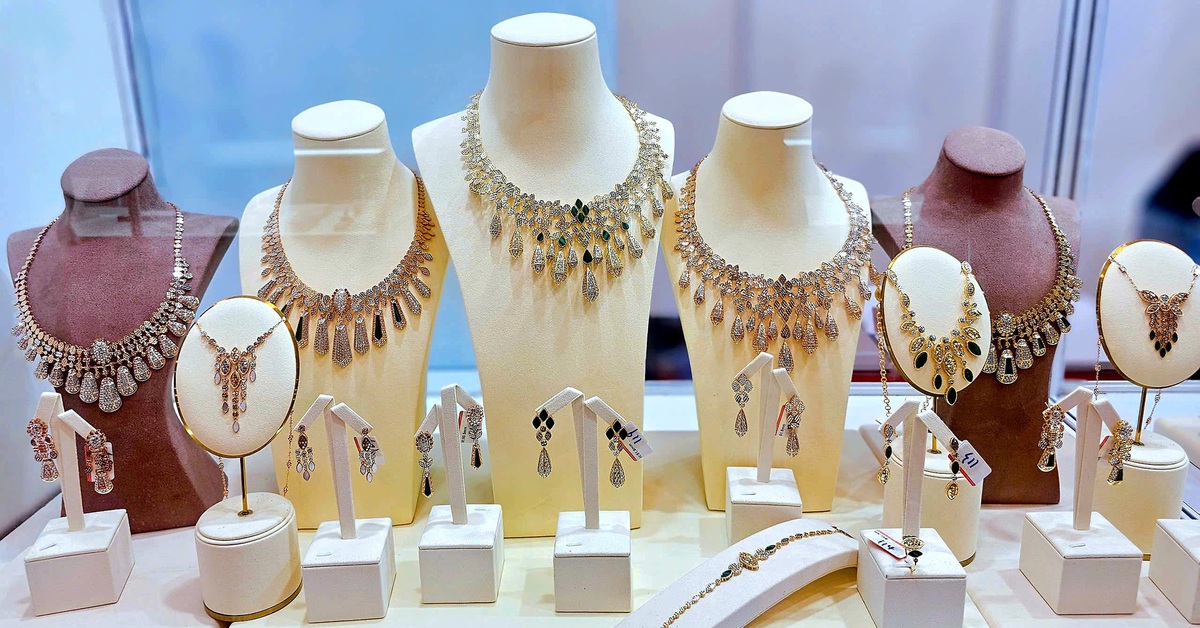 Ngắm trang sức, đá quý bạc tỉ tại triển lãm quốc tế TP.HCM