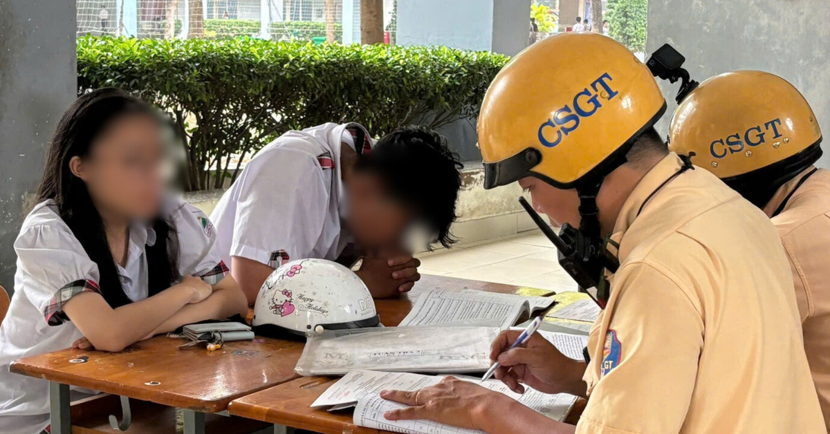 Cảnh sát giao thông TP.HCM kiểm tra bãi xe ở trường học, phát hiện nhiều học sinh vi phạm